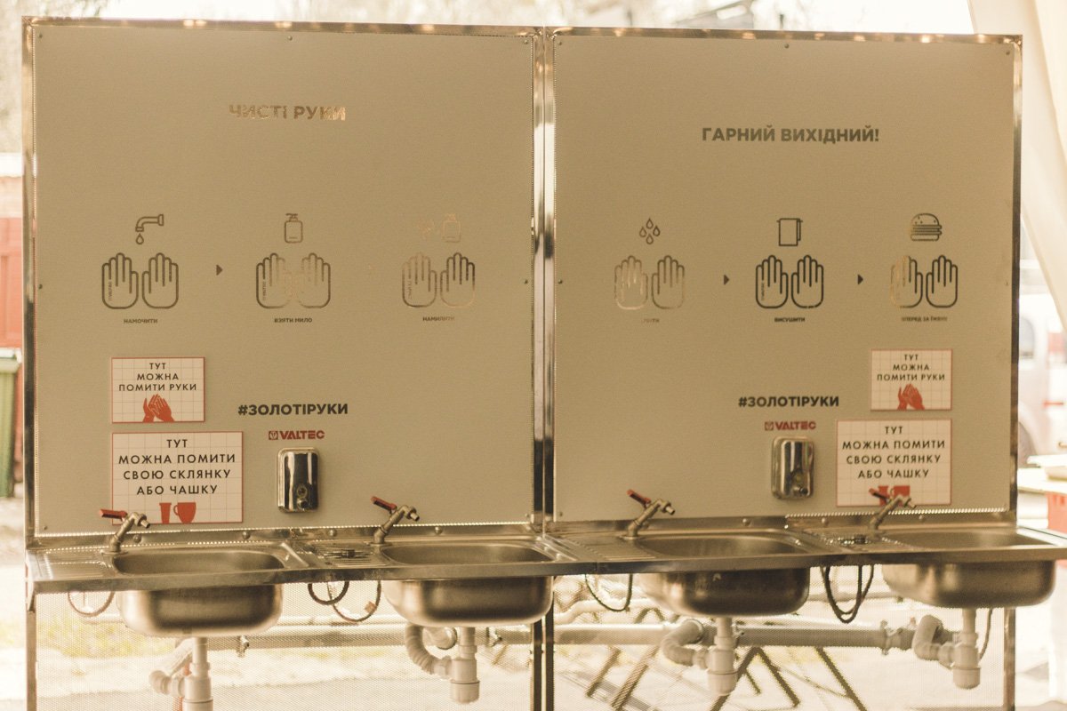 Для тех, кто пользуется услугой "Кофе в мою чашку" поставили крутые умывальнички 