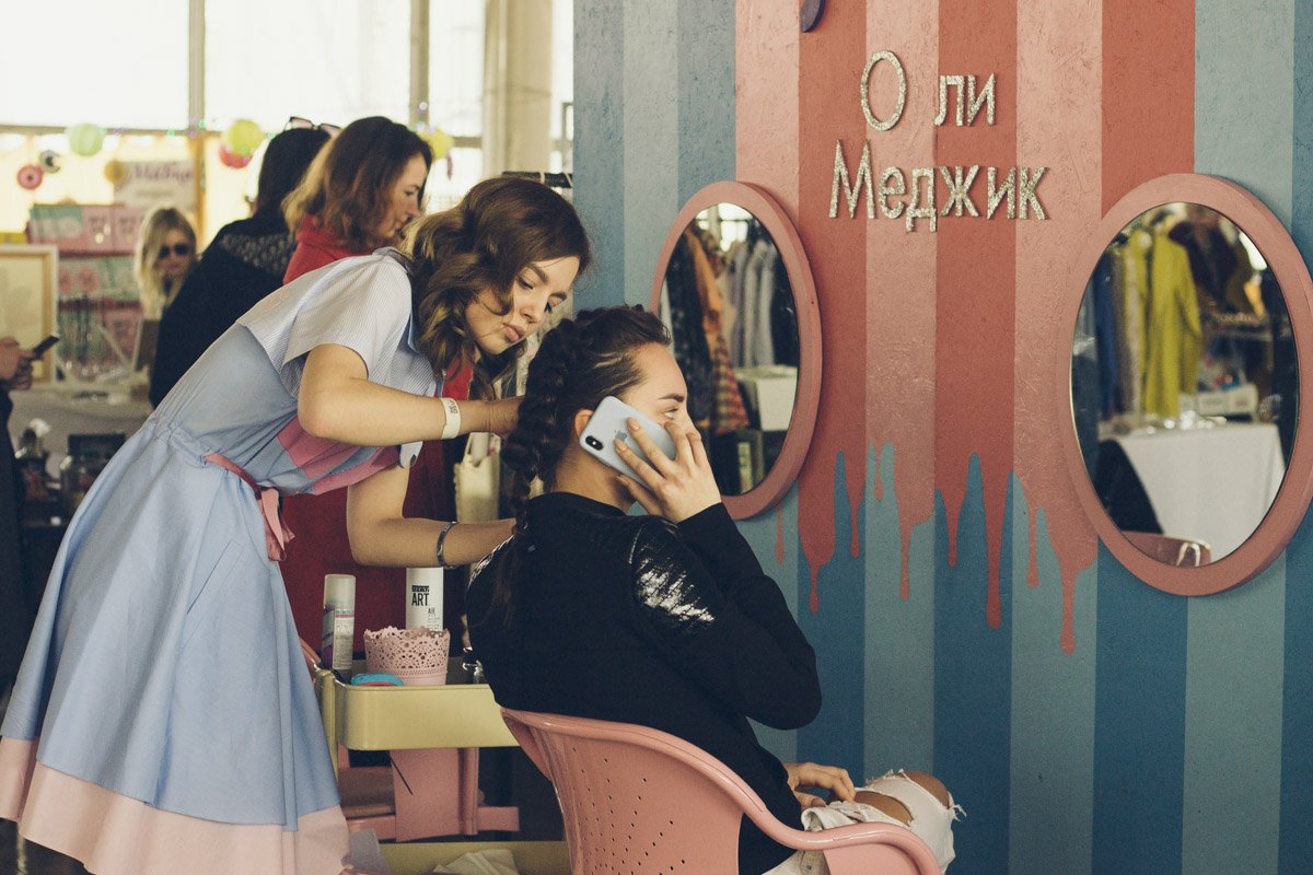 На Кураже по традиции работают мастера причесок и макияжа 