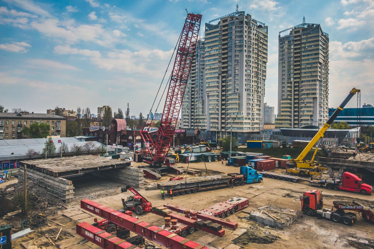 Над реконструкцией работает много техники Над реконструкцией работает много техники