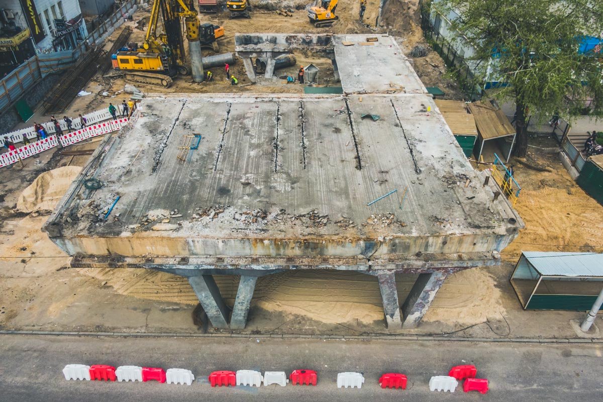 От Шулявского путепровода осталось несколько секций От Шулявского путепровода осталось несколько секций