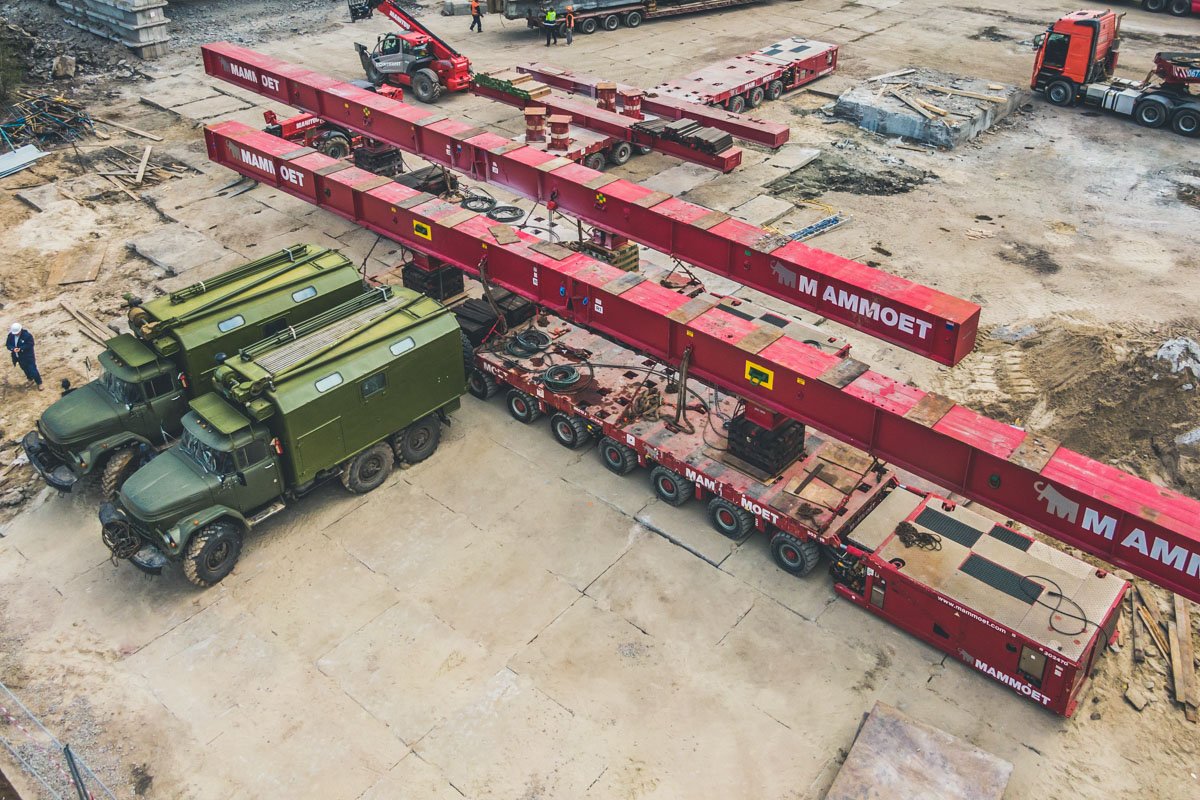 Конструкции моста грузят на специальные опоры Конструкции моста грузят на специальные опоры