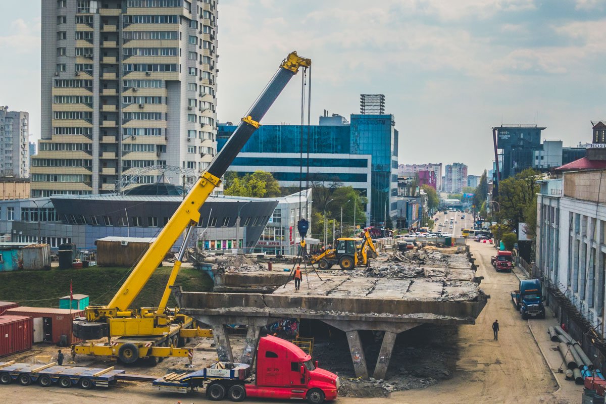 Процесс демонтажа плит Процесс демонтажа плит