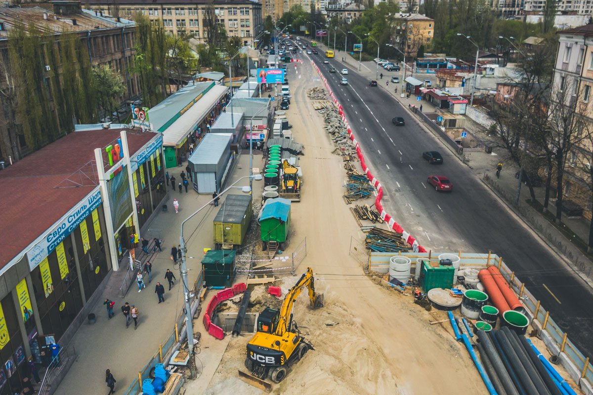 Строители работают по всей длине путепровода Строители работают по всей длине путепровода