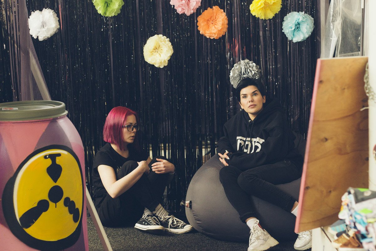 Плюс Куража в том, что можно делать, что хочешь, сидеть, где хочешь и говорить, о чем хочешь (но только не о политике)