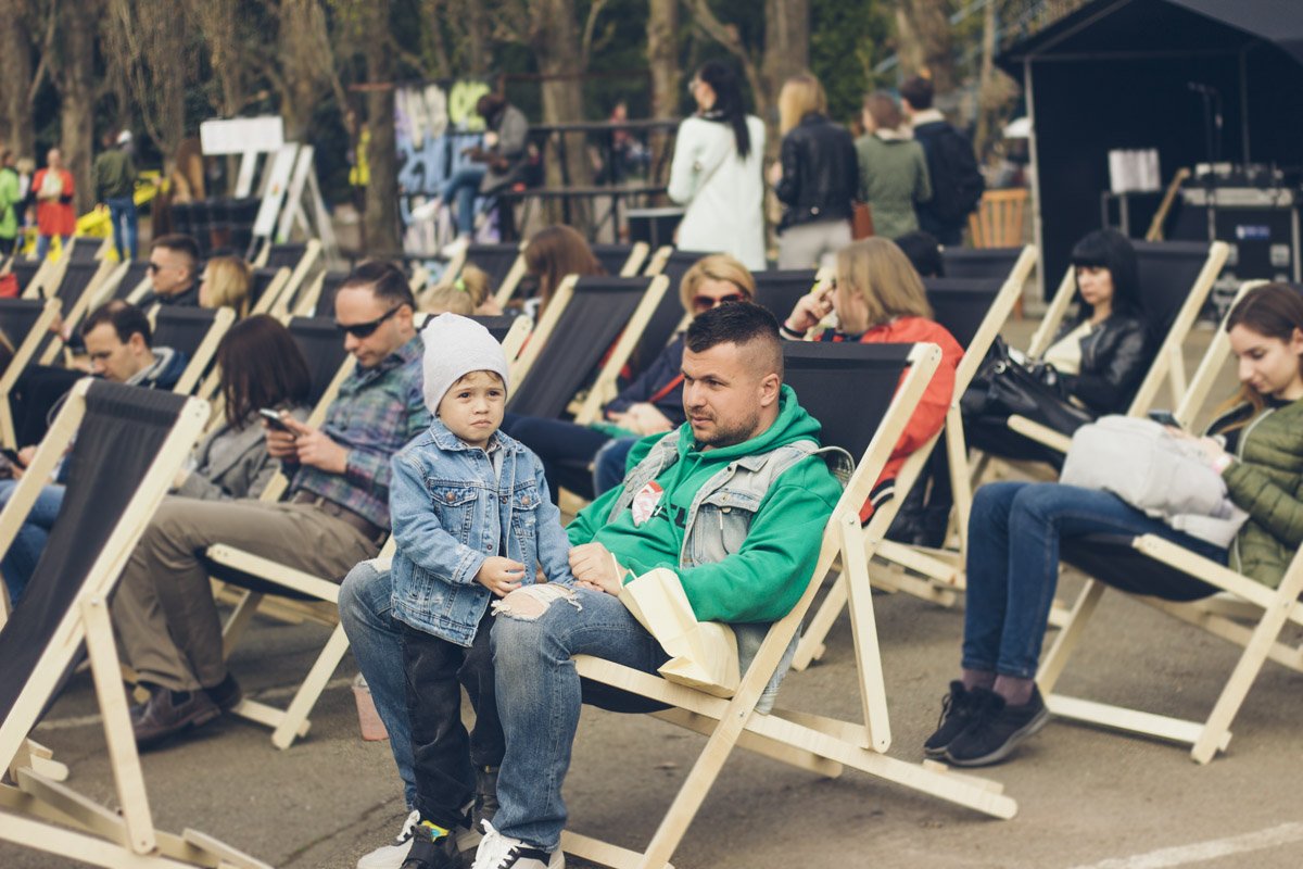 Можно вечно смотреть на огонь, воду и мужчин-отцов с малышами