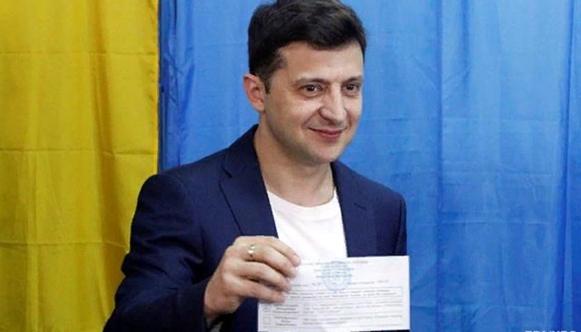 Зеленский показал журналистам свой бюллетень 