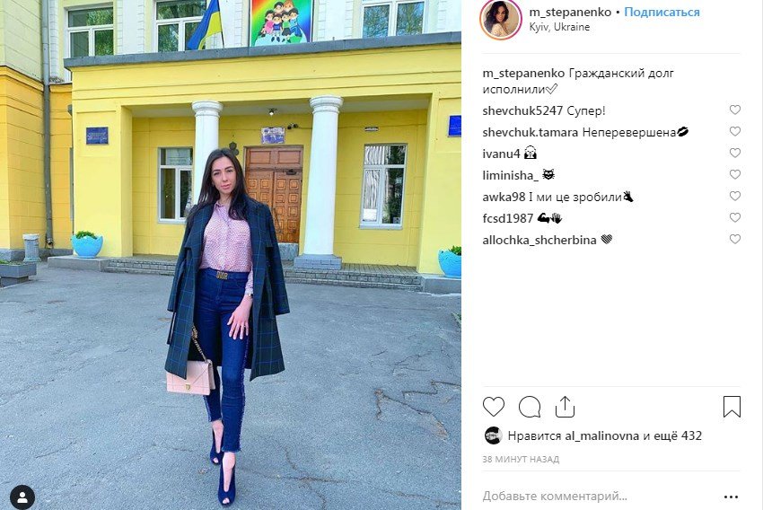 Жена футболиста Тараса Степаненко на фоне избирательного участка