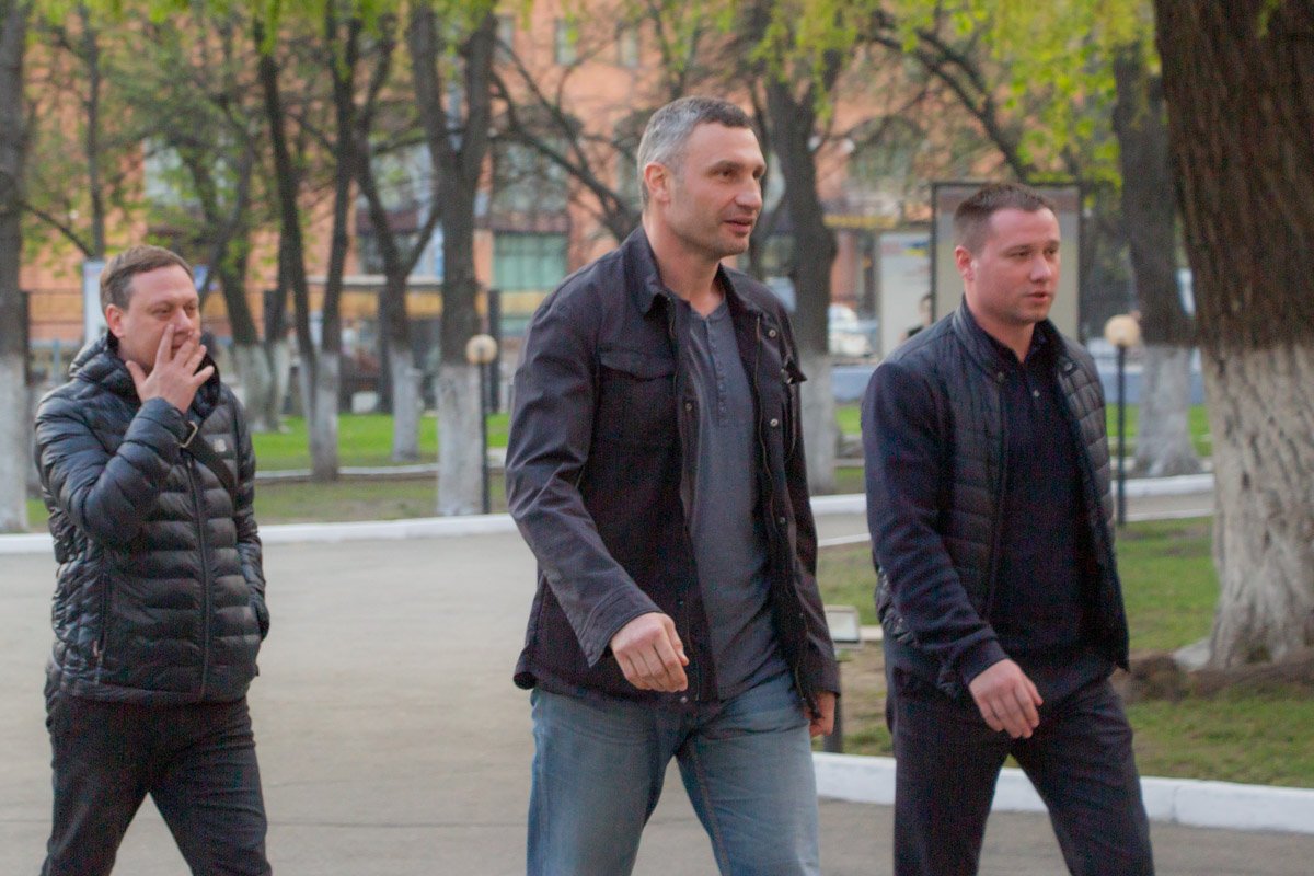 Отличием, по сравнению с голосованием в первом туре, стало то, что Кличко прибыл на участок на машине, а не на велосипеде Отличием, по сравнению с голосованием в первом туре, стало то, что Кличко прибыл на участок на машине, а не на велосипеде