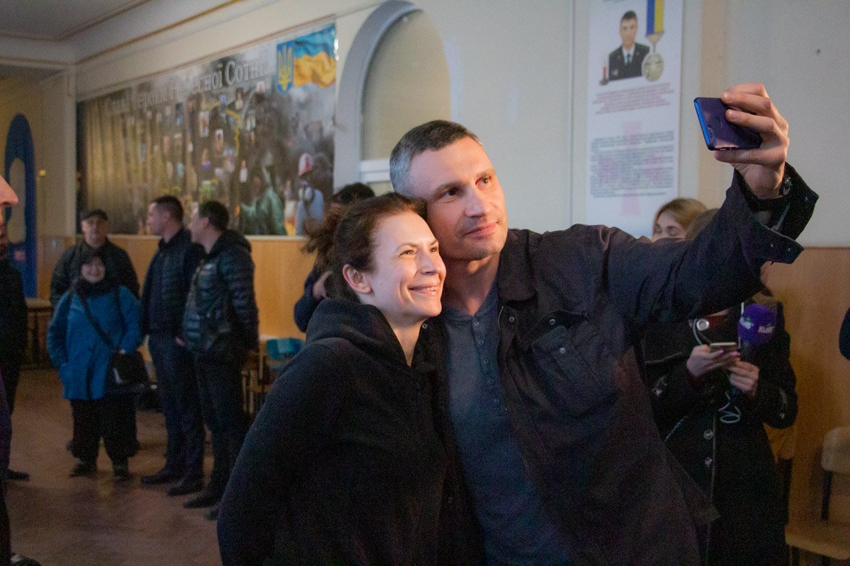 На избирательном участке Виталий не отказал членам избирательной комиссии и простым жителям Киева в селфи На избирательном участке Виталий не отказал членам избирательной комиссии и простым жителям Киева в селфи