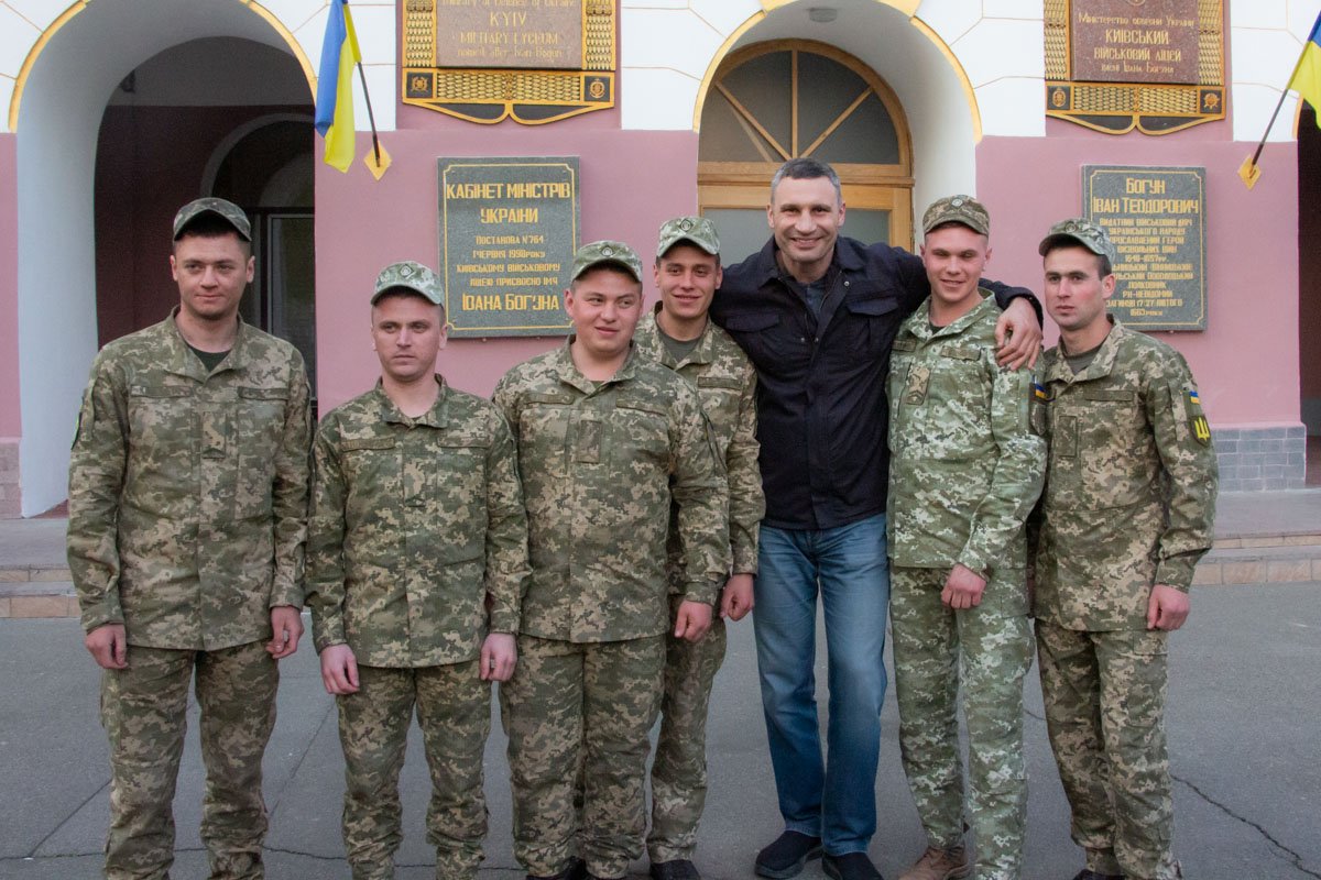 А в завершении Виталий Кличко сфотографировался с лицеистами А в завершении Виталий Кличко сфотографировался с лицеистами