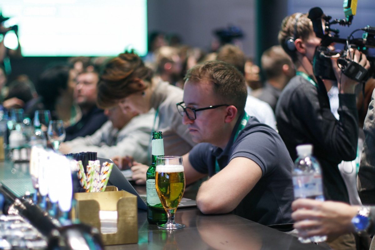 Алкоголь - платный, соки, вода - бери сколько хочешь