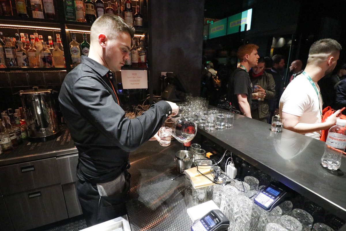 Подглядываем за работой бармена:) Интересно!