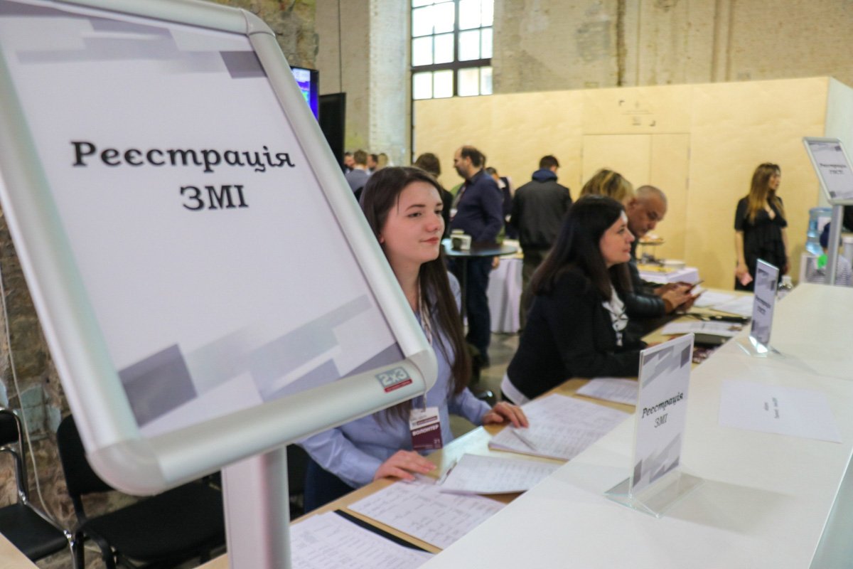 Перед регистрацией нужно пройти рамку металлоискателя