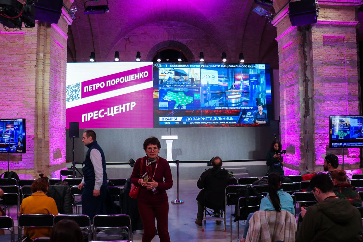 В пресс-центре собираются журналисты украинских и зарубежных СМИ