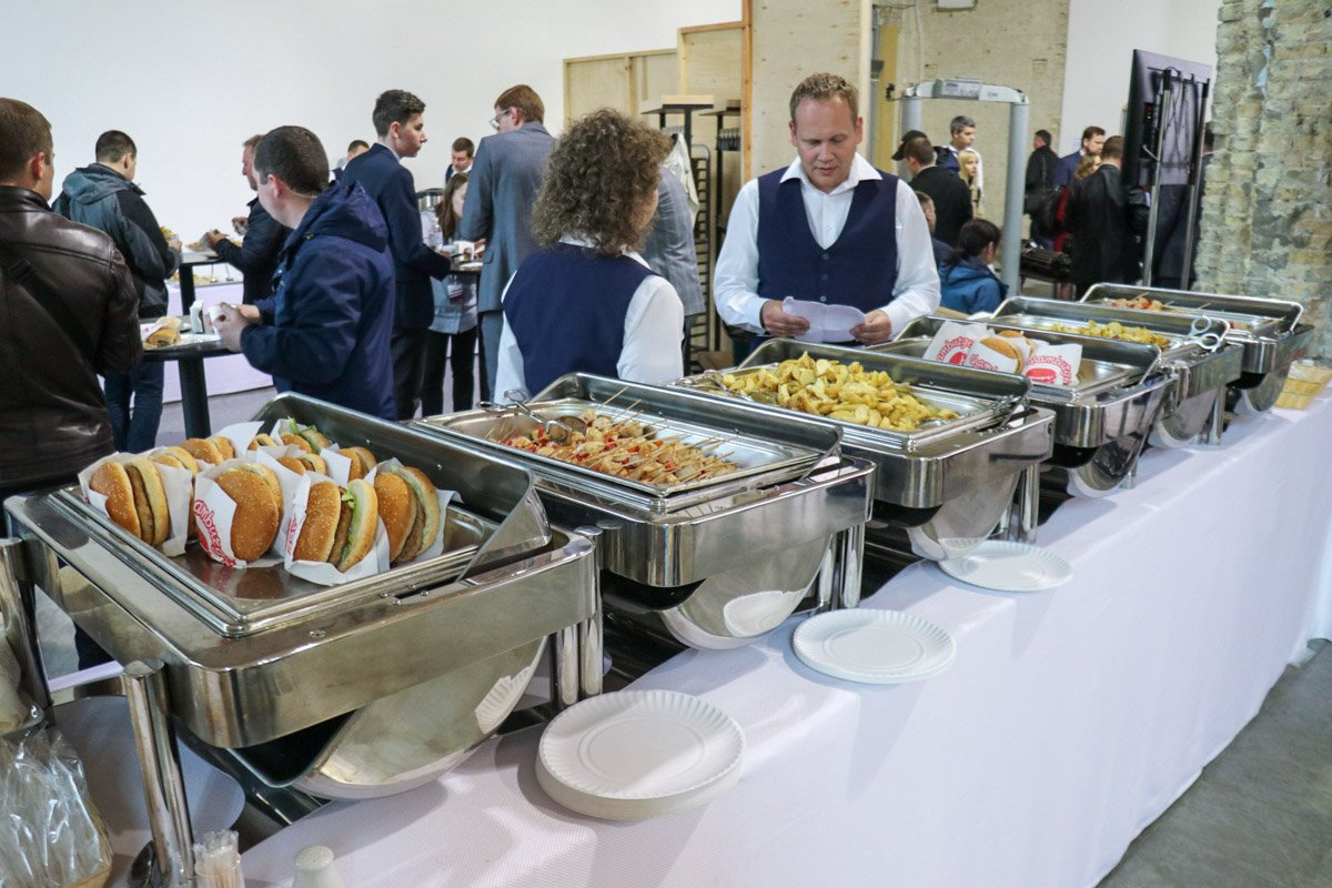 А вот и фуд-корт