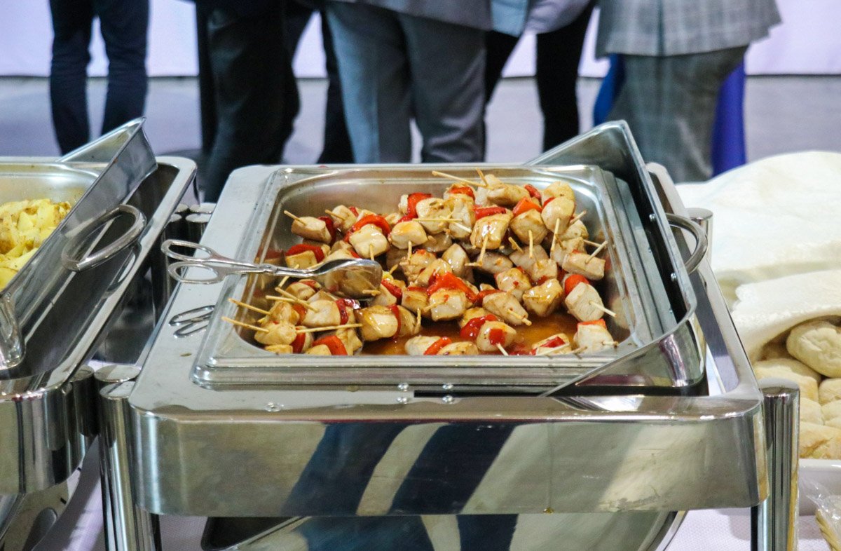 В меню - курятина на шпажках