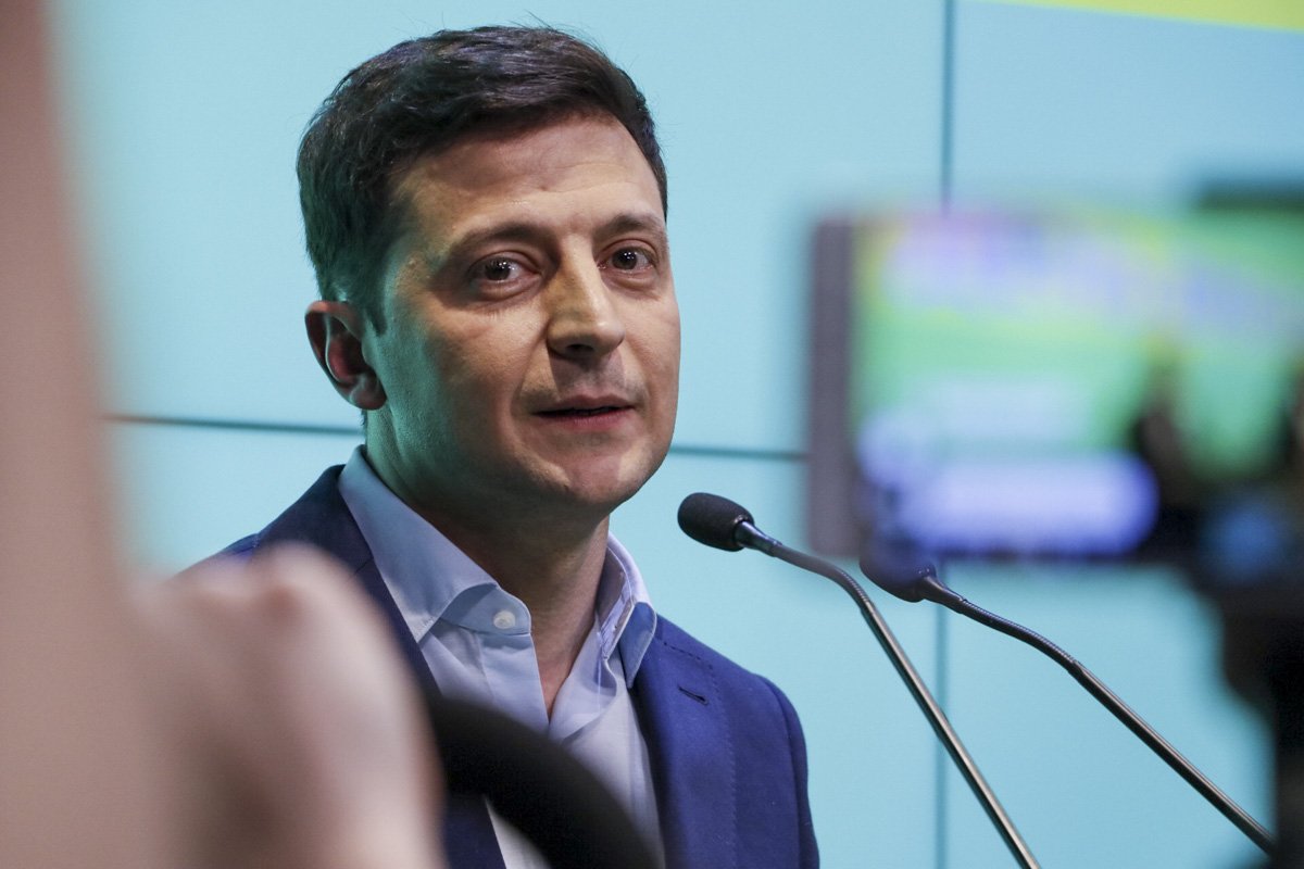 По виду Владимира можно сделать вывод, что он счастлив: обнял всю свою команду, поцеловал жену и искренне улыбался