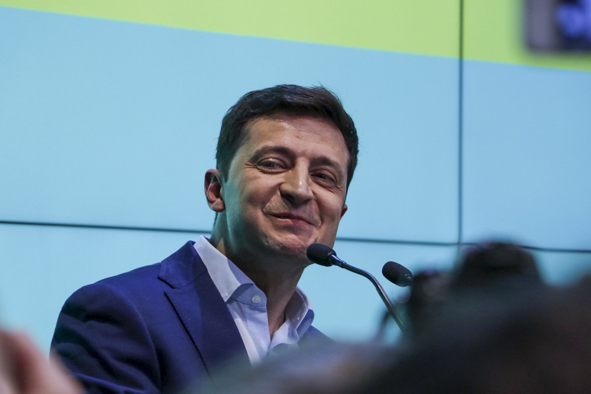 На экран вывели картинку с видео Зеленского, где он записывал вызов на дебаты Порошенко