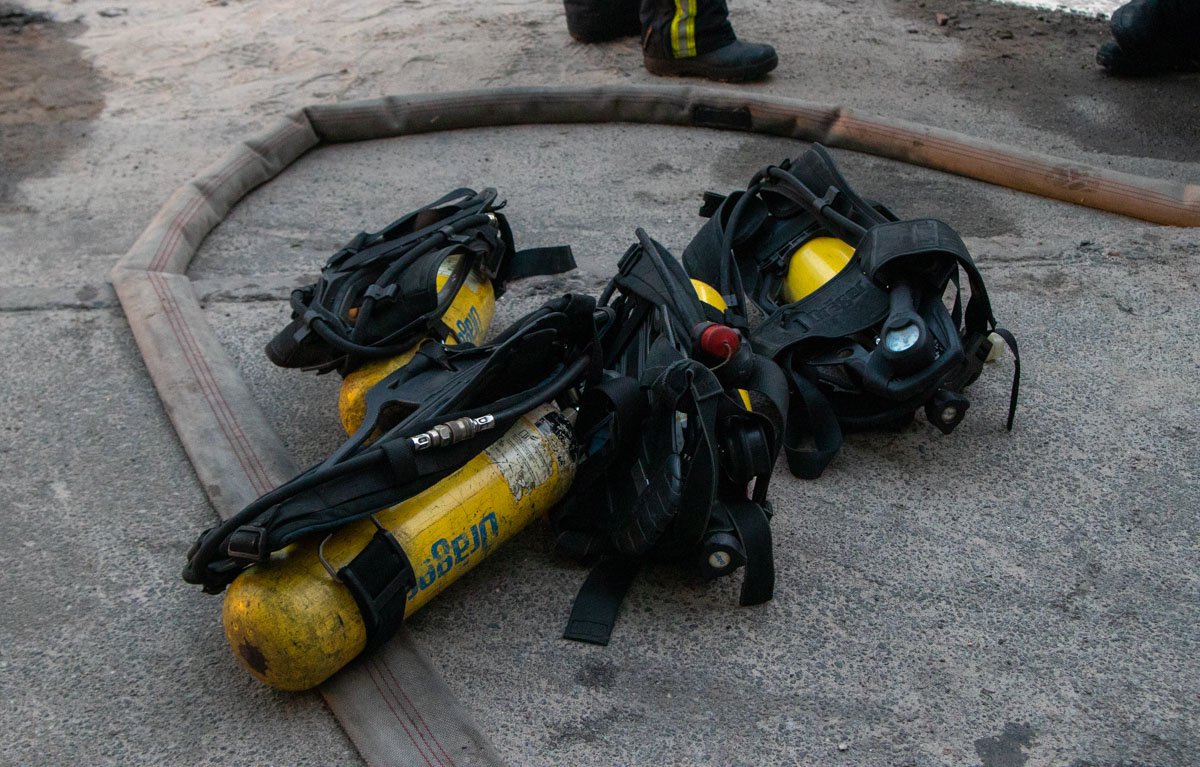 Спасатели достали из помещения хозяина квартиры