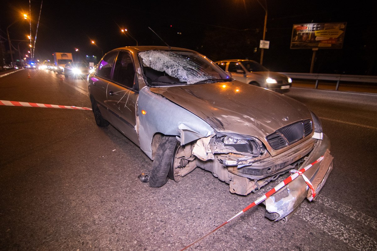 Автомобиль Daewoo Lanos влетел в остановку и сбил людей, которые ожидали общественный транспорт