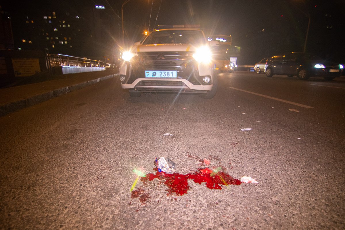 В момент аварии на остановке находились два человека