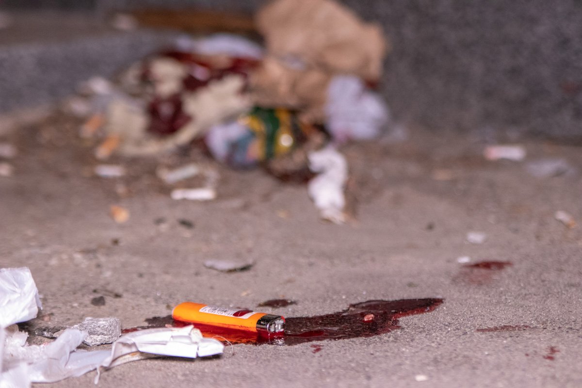 По всей территории разбросаны личные вещи пострадавших