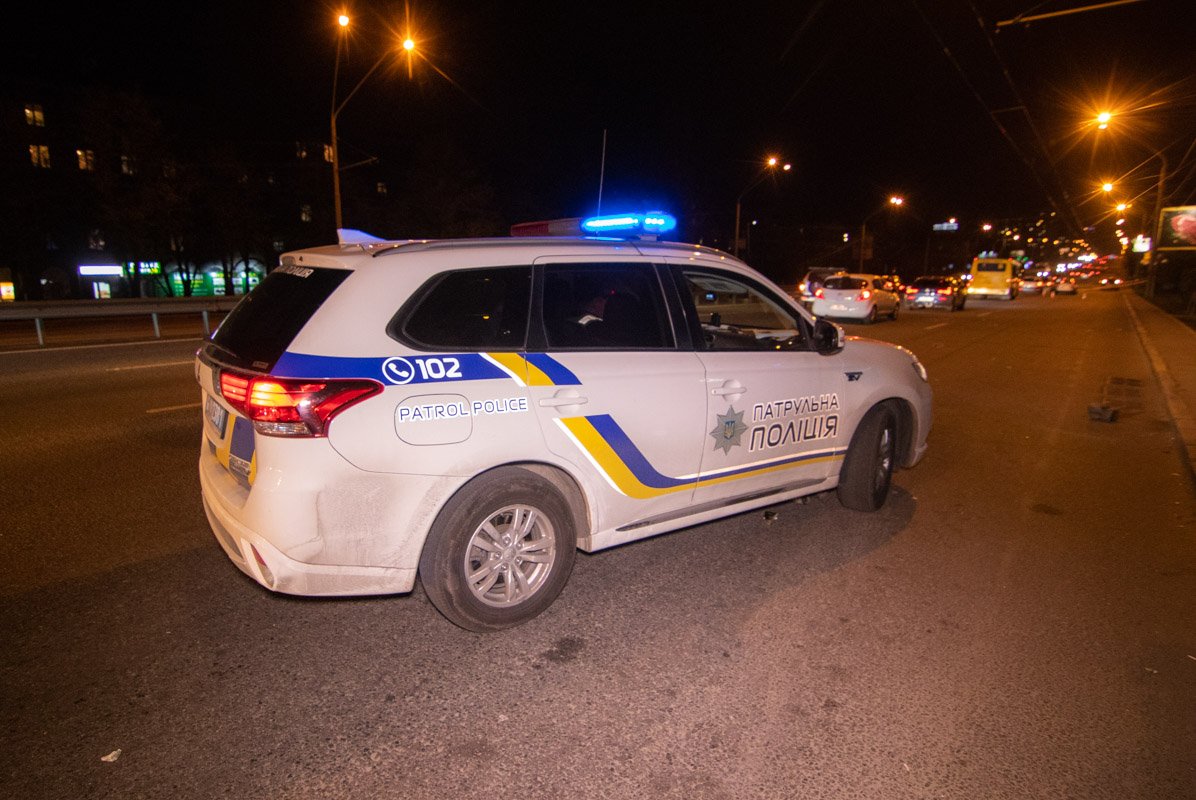 На месте дежурит экипаж патрульной полиции, который ожидает прибытия следственно-оперативной группы