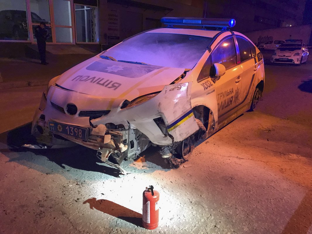 Угнанный Prius уже просто не мог ехать, так как был полностью разбит и со стертыми покрышками