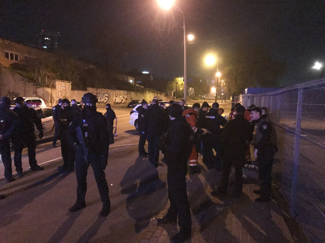 Одного из парней задержали в ста метрах от машины, скорее всего он пытался сбежать