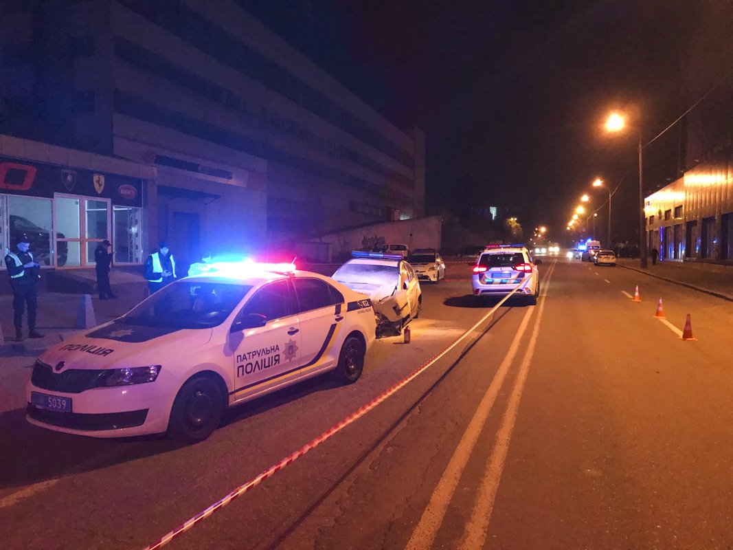 В этот момент на Майдан Независимости прибыла карета скорой помощи, четыре патруля и следственно-оперативная группа