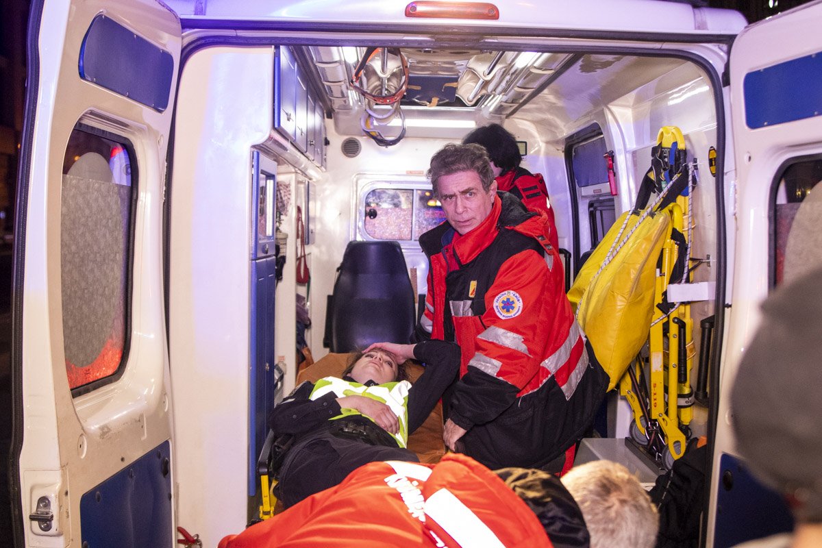 Пострадавшая пришла в сознание, ее погрузили в машину "скорой" и госпитализировали с травмой головы