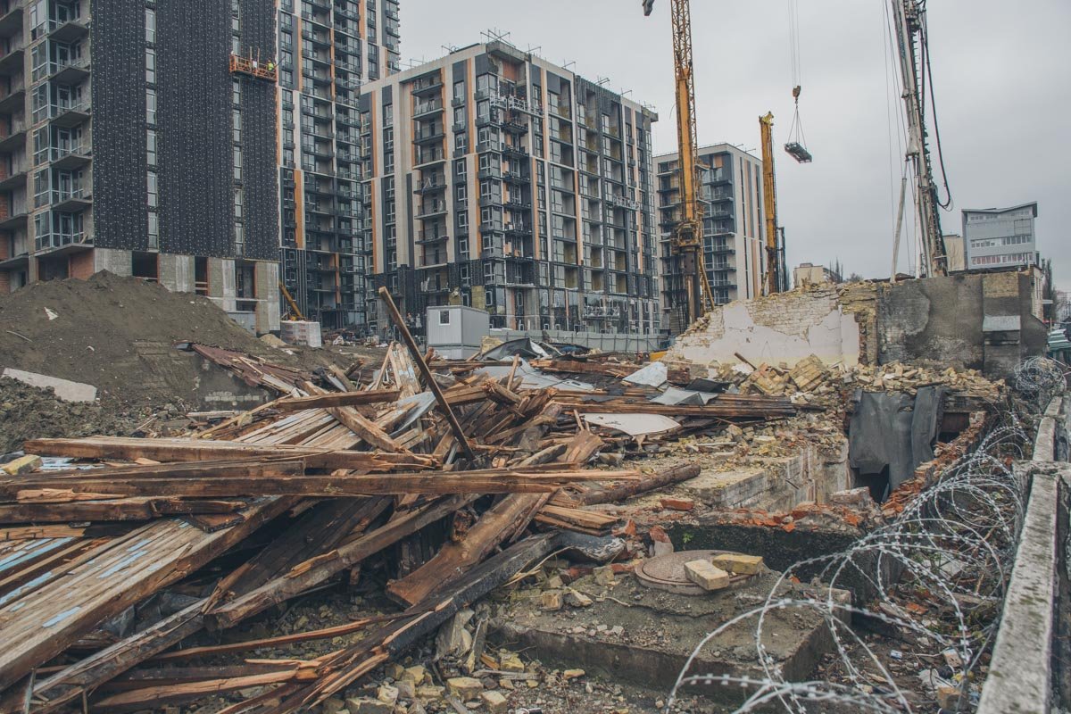 В Киеве на Большой Васильковской, 137 снесли историческое здание бывшей насосной станции