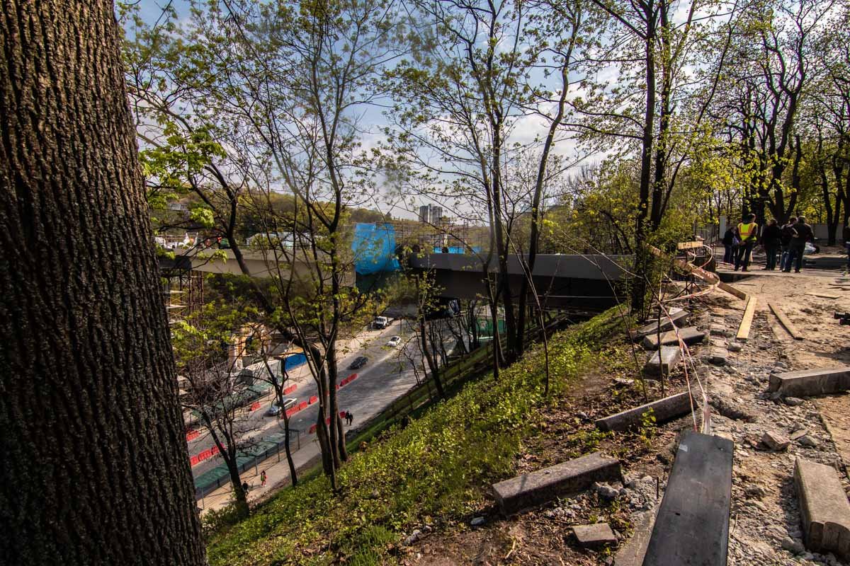 В Киеве продолжают строить пешеходный и велосипедный мост В Киеве продолжают строить пешеходный и велосипедный мост