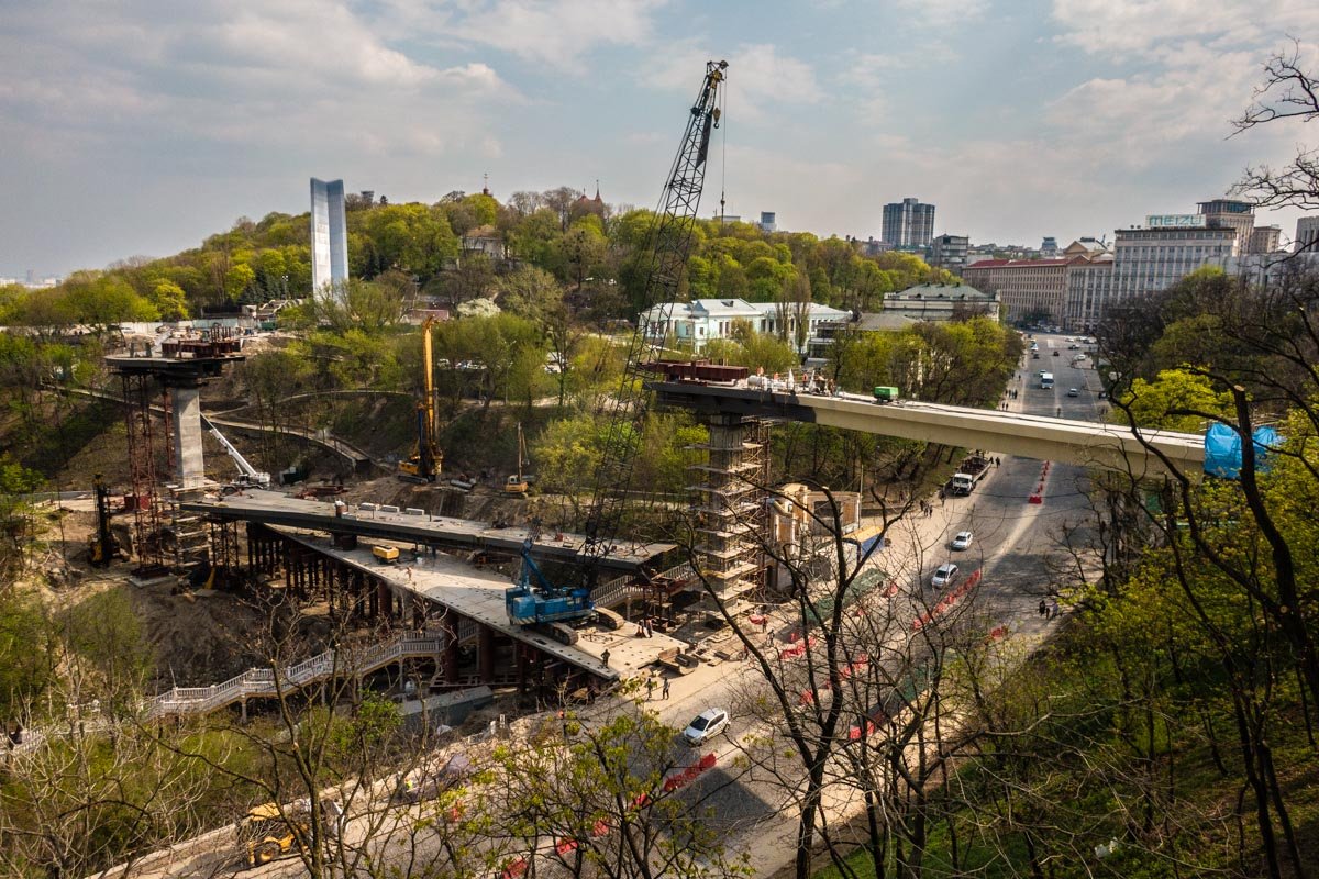 Работы по возведению объекта идут полным ходом, а местные власти обещают открыть мост ко дню города Работы по возведению объекта идут полным ходом, а местные власти обещают открыть мост ко дню города