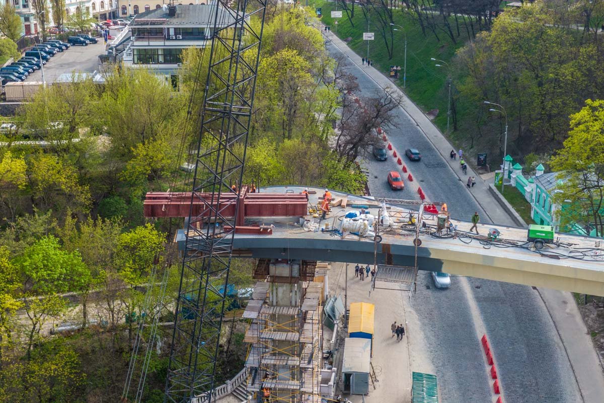 Сейчас на месте строительства активно работает специальная техника и кран Сейчас на месте строительства активно работает специальная техника и кран