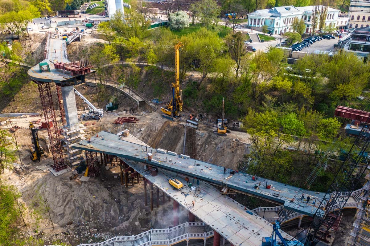 Вскоре строители должны поднять последнюю пролетную конструкцию Вскоре строители должны поднять последнюю пролетную конструкцию