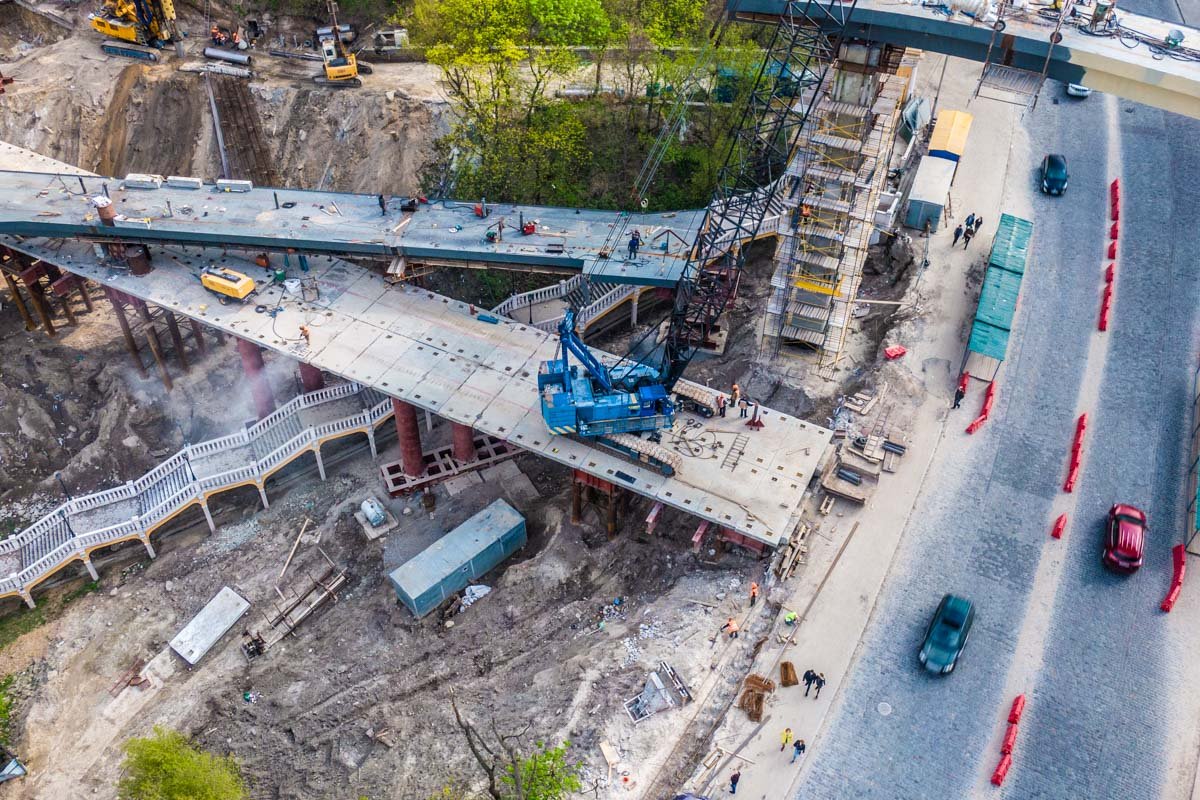 Строительство пешеходно-велосипедного моста с высоты птичьего полета Строительство пешеходно-велосипедного моста с высоты птичьего полета