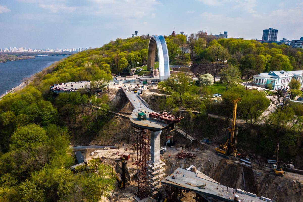 Строящийся мост на фоне Арки Дружбы Народов Строящийся мост на фоне Арки Дружбы Народов