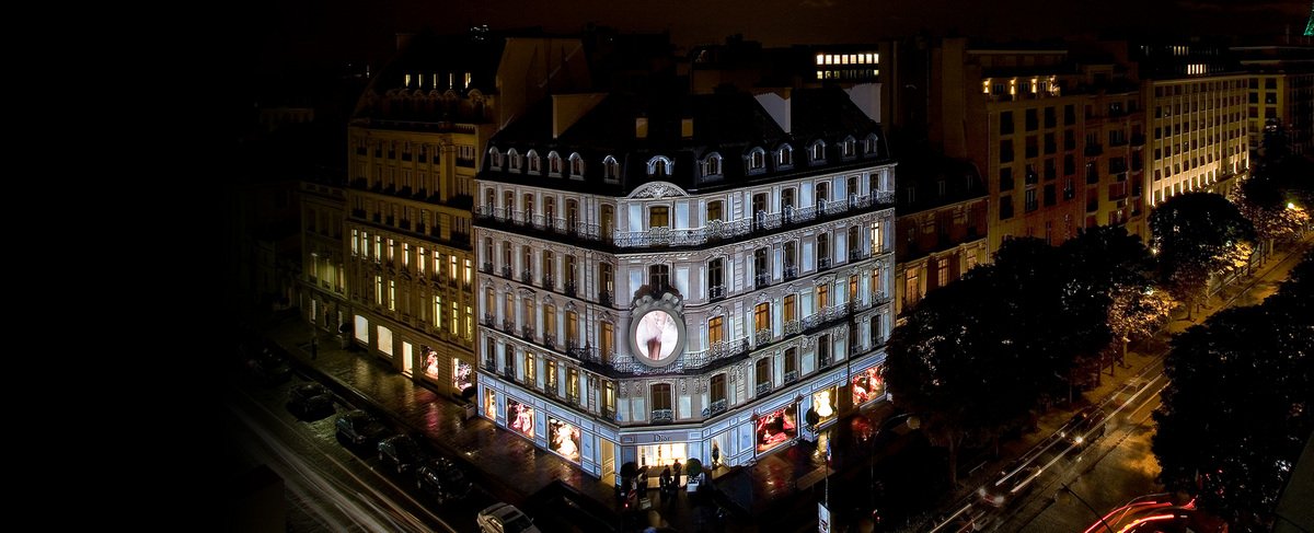 Экстравагантный, эпатажный и неординарный Гальяно сохранил стилистические коды Диора, но вписал авангардность и театральность Экстравагантный, эпатажный и неординарный Гальяно сохранил стилистические коды Диора, но вписал авангардность и театральность