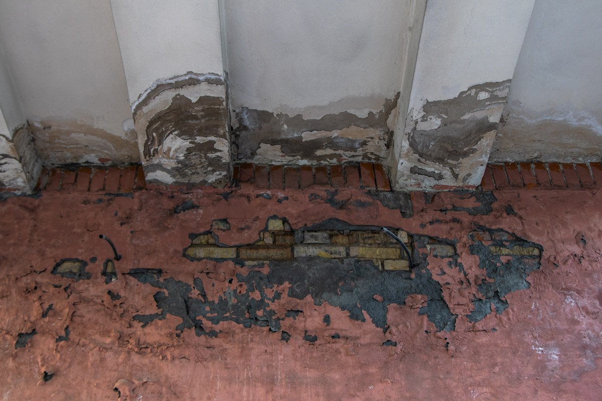 Сейчас здание кинотеатра явно переживает не лучшие дни