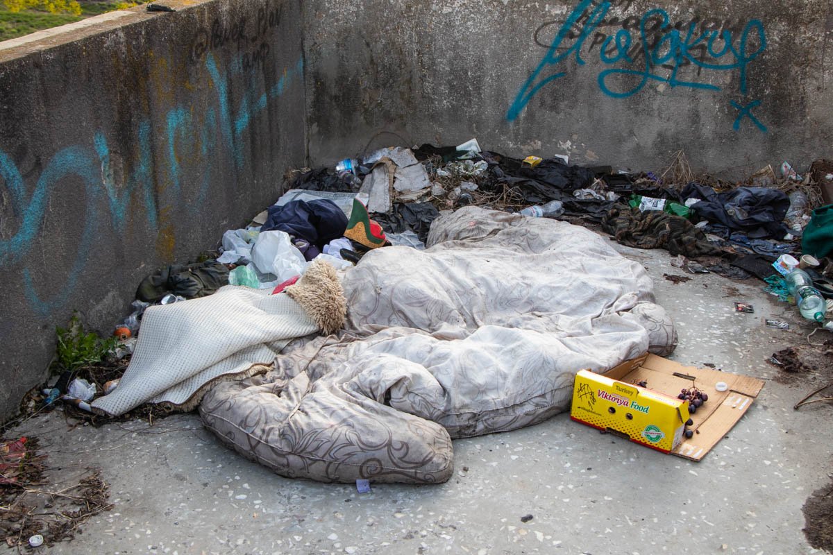 Внешняя лестница кинотеатра облюбована местными бездомными