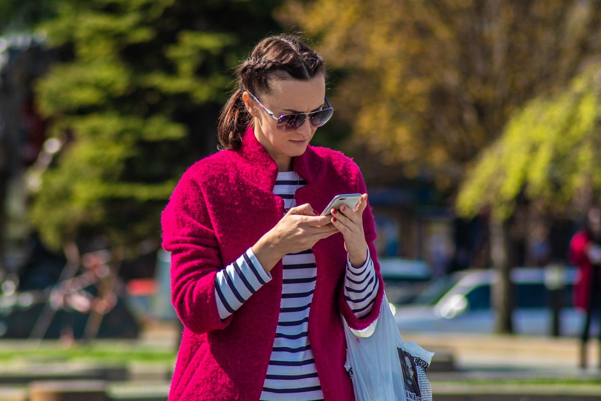Именно поэтому большинство людей в понедельник именно такие - яркие и красивые, но сосредоточенные на экране смартфона Именно поэтому большинство людей в понедельник именно такие - яркие и красивые, но сосредоточенные на экране смартфона