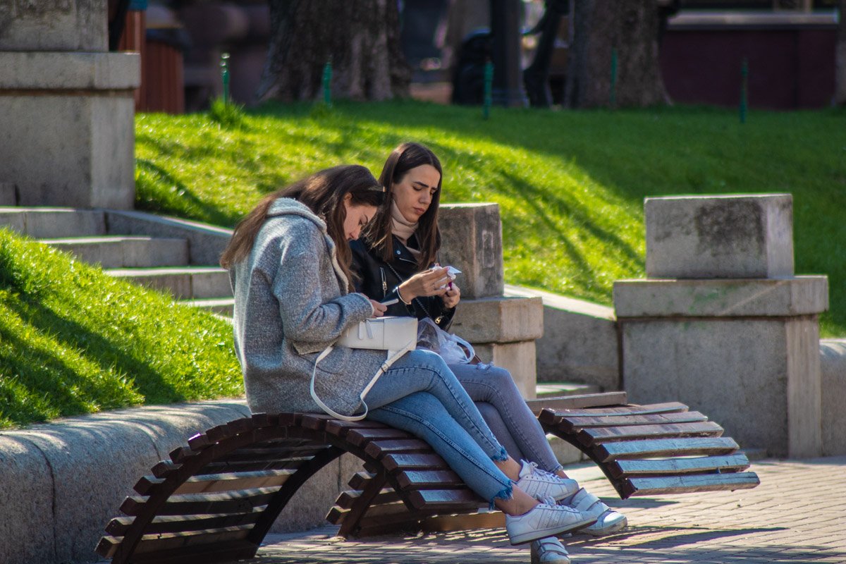 Ведь гораздо приятнее посидеть на лавочке в компании подруги... и вновь экрана смартфона Ведь гораздо приятнее посидеть на лавочке в компании подруги... и вновь экрана смартфона