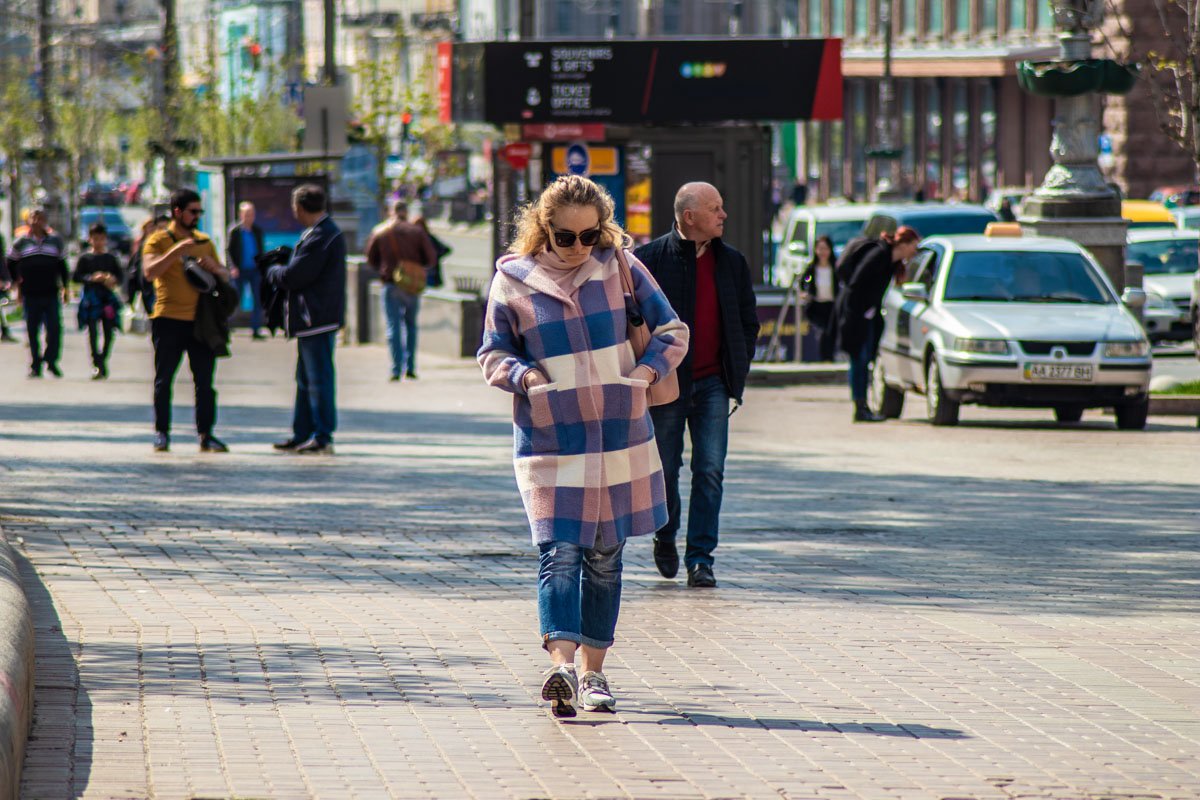 Также на улице можно встретить и яркое клетчатое пальто Также на улице можно встретить и яркое клетчатое пальто