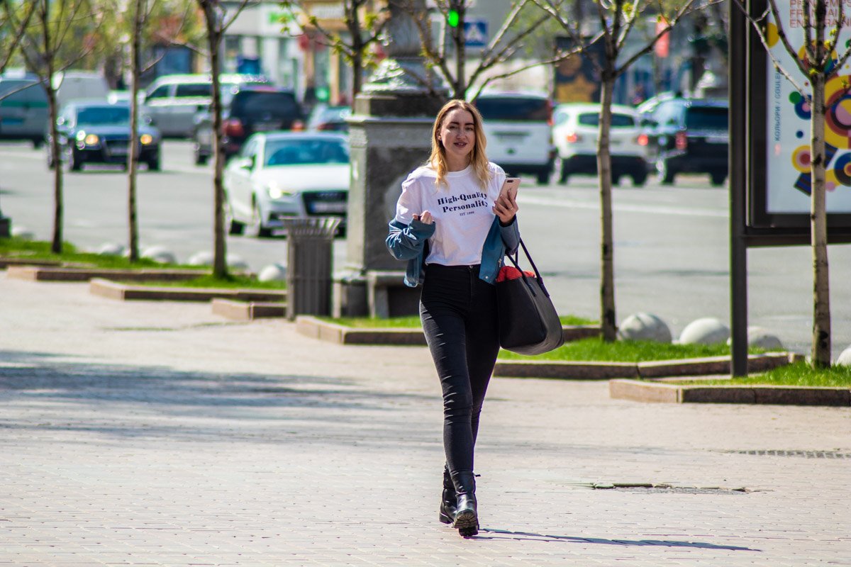 Хотя гораздо больше луков сейчас навеяны летней жарой - кажется, все хотят поскорее забыть морозную погоду Хотя гораздо больше луков сейчас навеяны летней жарой - кажется, все хотят поскорее забыть морозную погоду