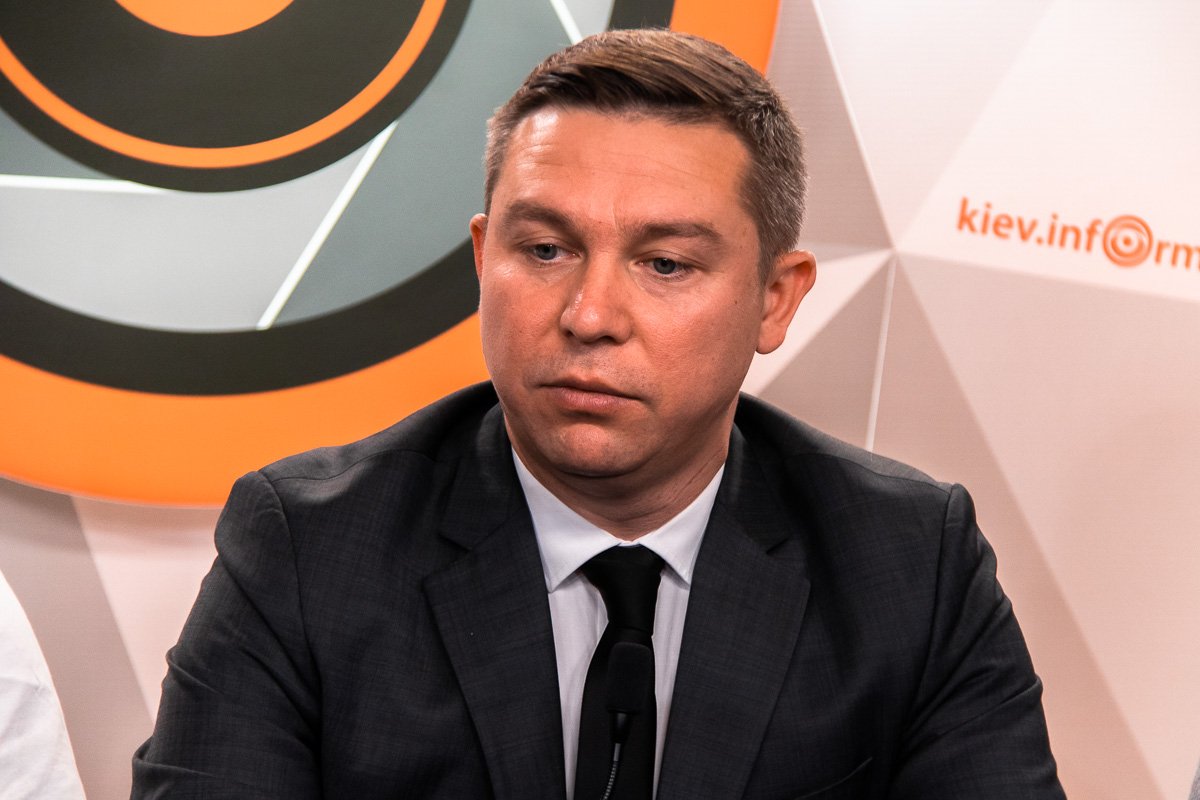 Глава организации "Стоп нелегал" Денис Шинкаренко отметил, что считает обязательным привлечь прокуратуру и СБУ для решения этой проблемы Глава организации "Стоп нелегал" Денис Шинкаренко отметил, что считает обязательным привлечь прокуратуру и СБУ для решения этой проблемы