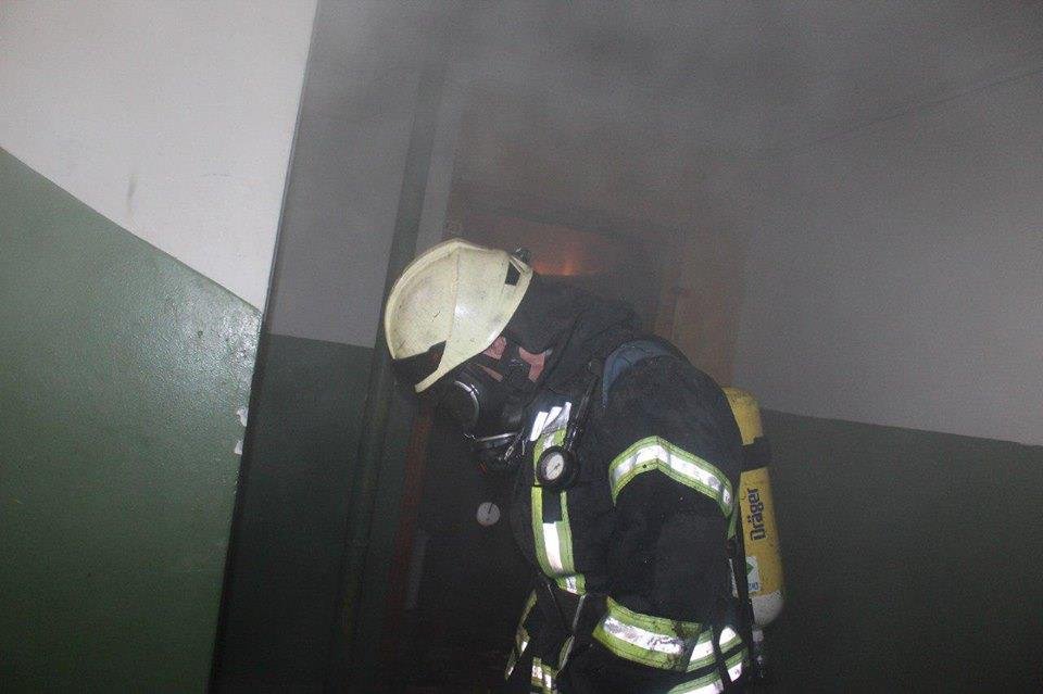 В Киеве на Милославской женщину эвакуировали из горящей квартиры 