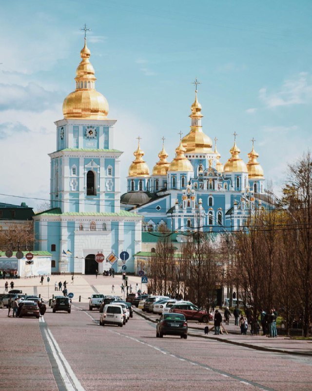Величественный Михайловский собор сияет куполами в лучах солнца. Фото: @micolballerin