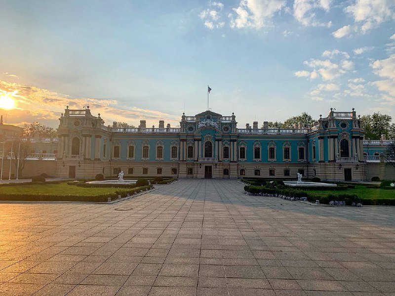 Мариинский дворец в лучах весеннего солнца с утра. Фото: maryna.titova