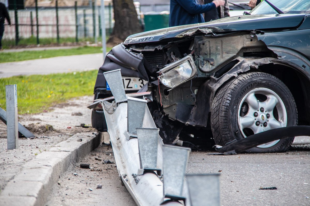 Водитель Land Rover не справился с управлением и врезался в Peugeot Водитель Land Rover не справился с управлением и врезался в Peugeot